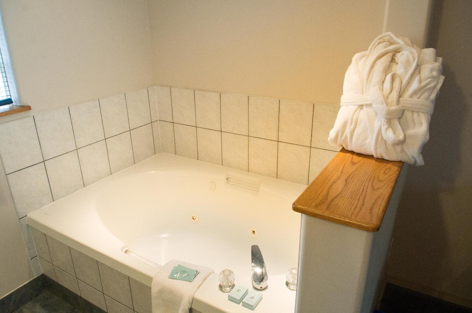 Motel Bavaria Radium Hot Springs Extérieur photo