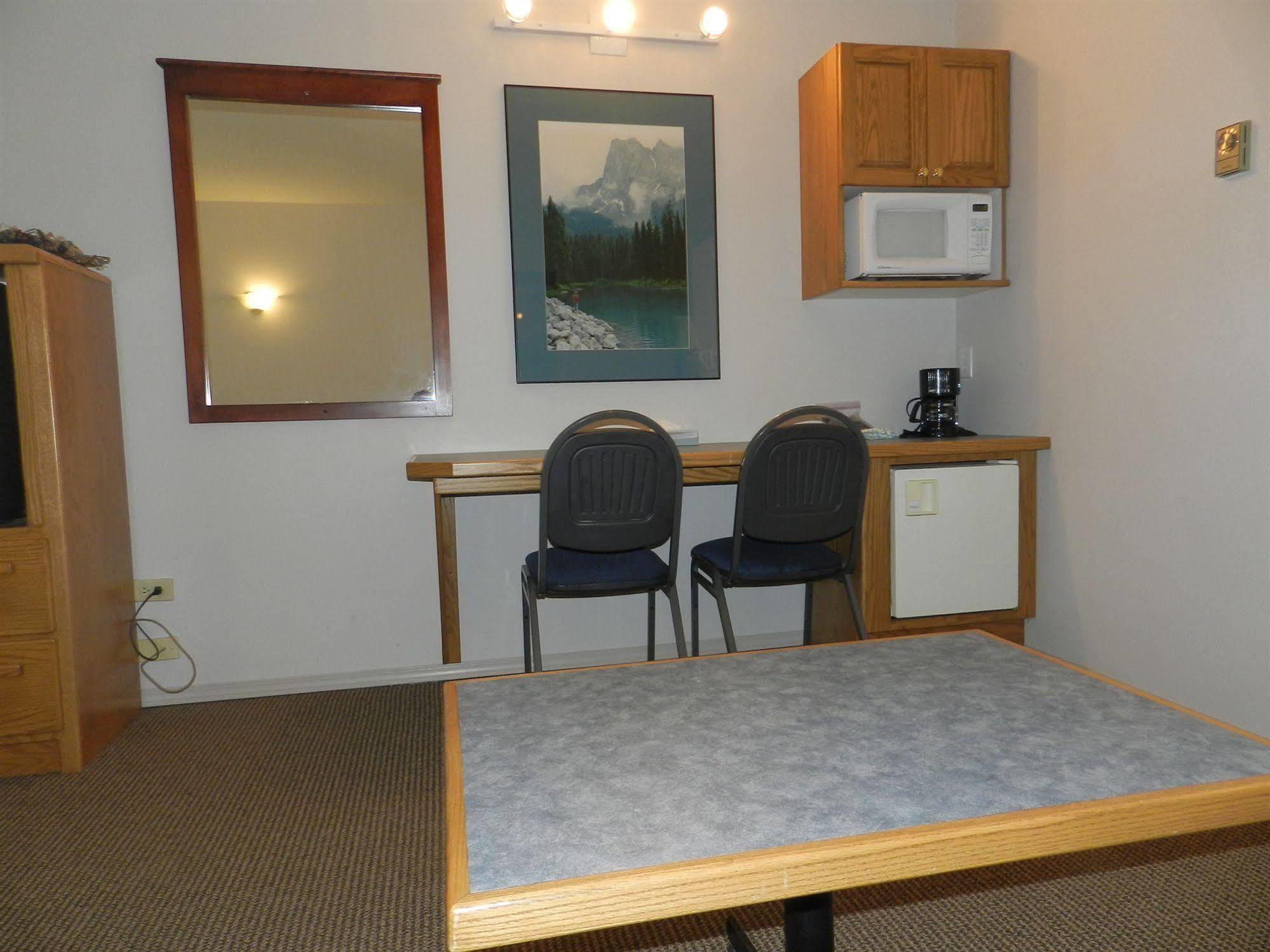 Motel Bavaria Radium Hot Springs Extérieur photo