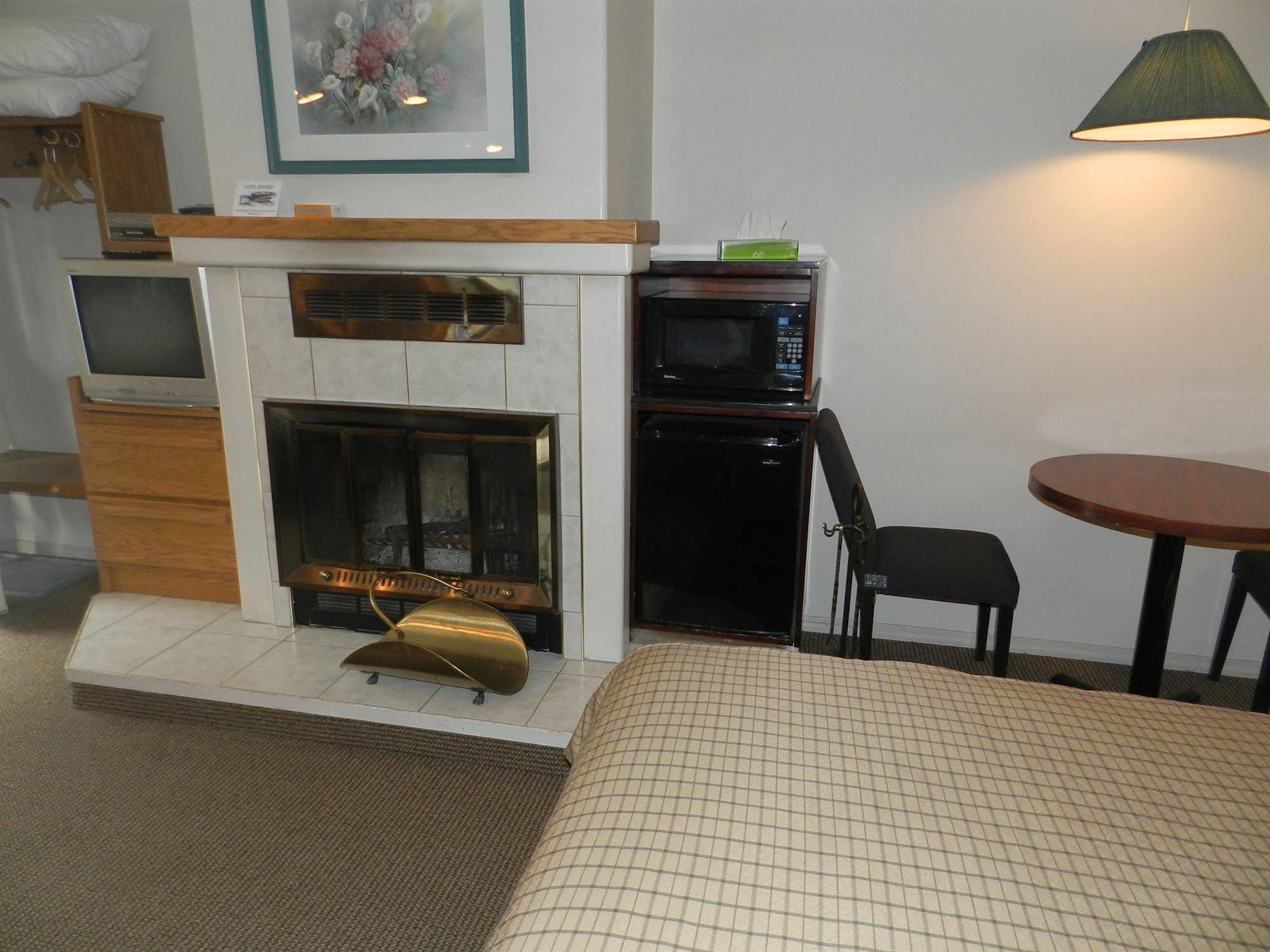 Motel Bavaria Radium Hot Springs Extérieur photo